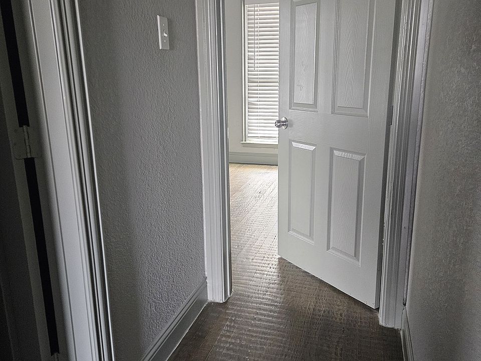 1st image of 823 W Pioneer Dr
