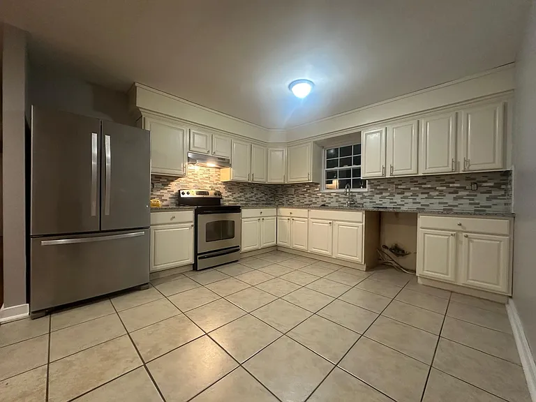 83 Whittier Dr — Photo 2