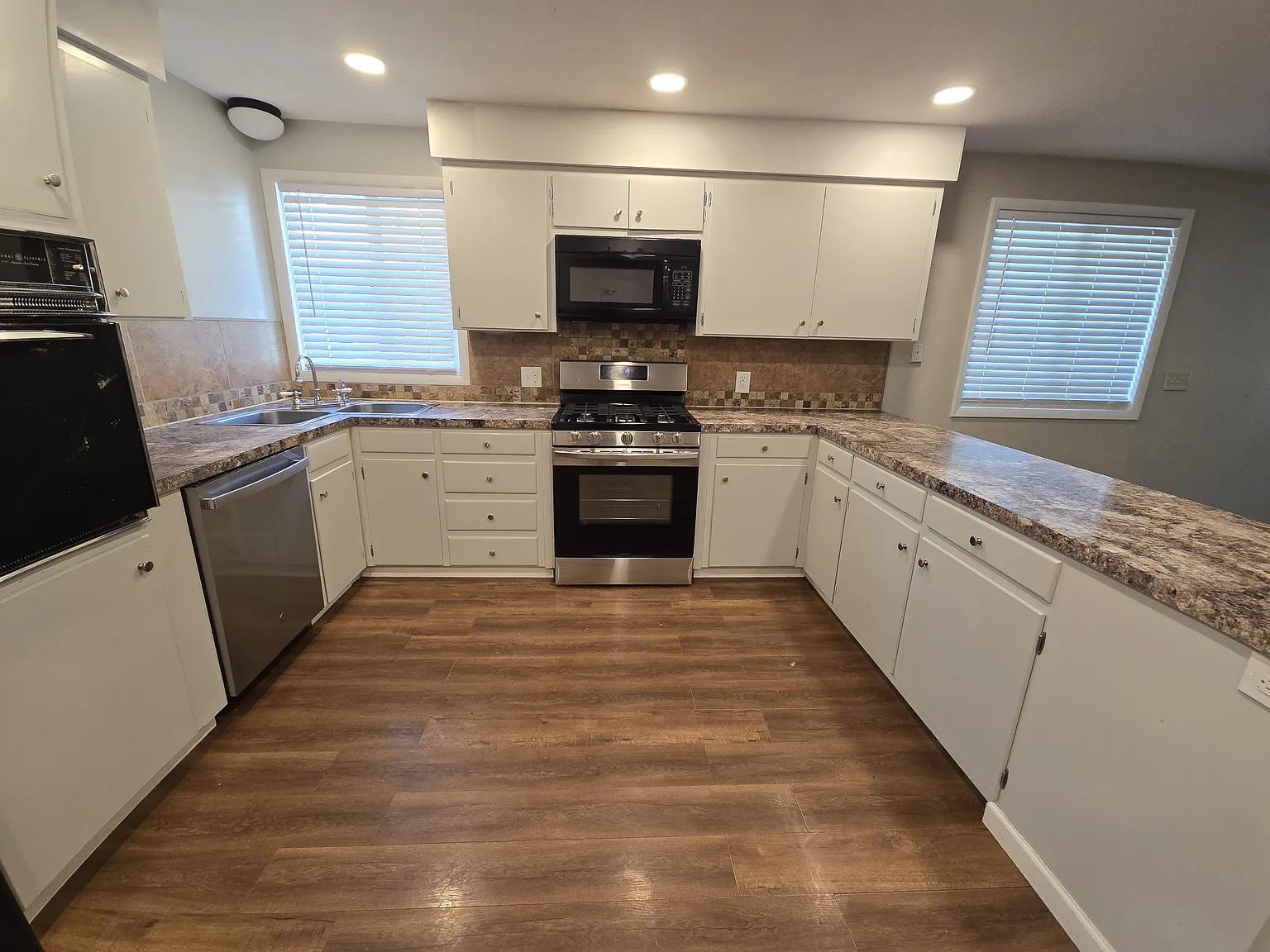 4 bed, 2915 sqft, $3,500 — Photo 2