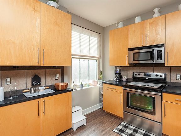 3rd image of 400 Walnut St Suite 201