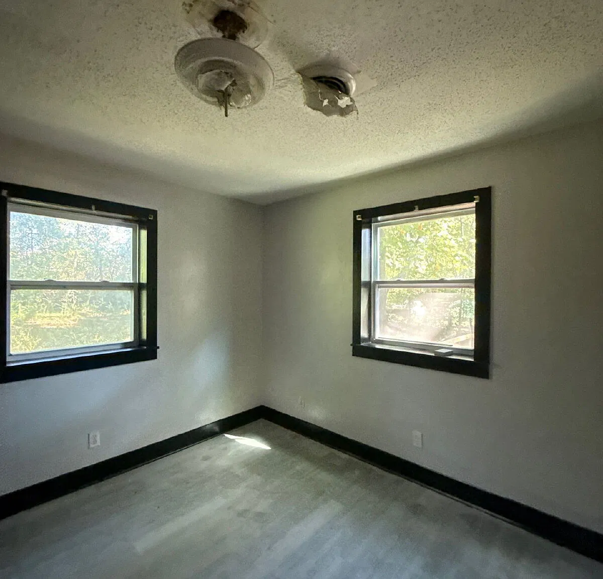 5 bed, 2.0 bath, 933 sqft, $1,700 — Photo 2