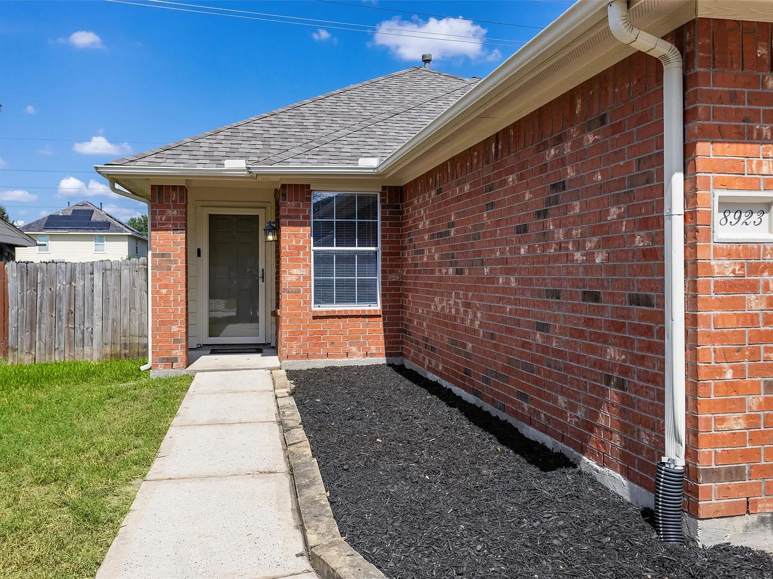 3 bed, 2.0 bath, 1185 sqft, $1,800 — Photo 3