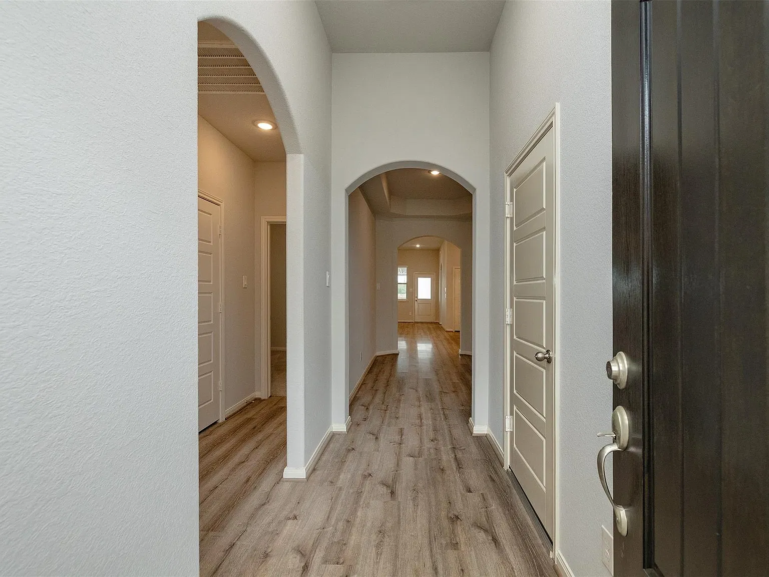 3 bed, 2.0 bath, 1981 sqft, $2,300 — Photo 4