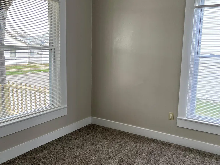 263 E Franklin St — Photo 4