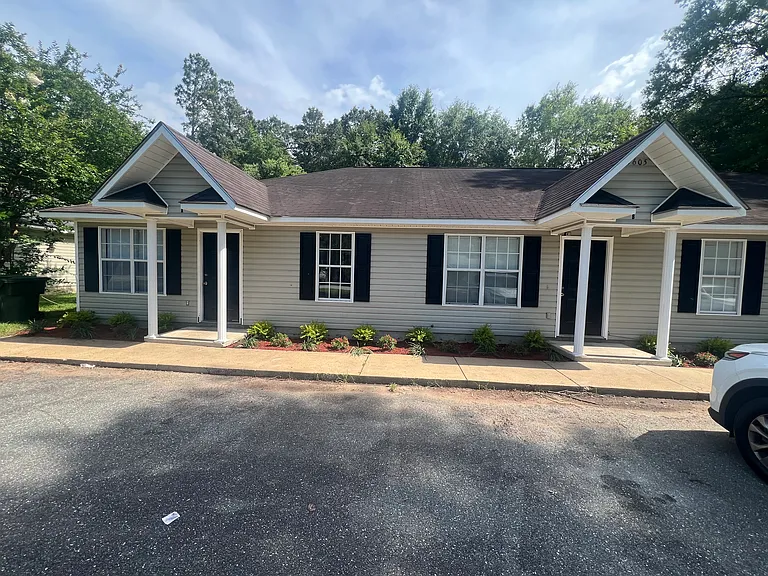 1605 Plantation Rd #1 — Photo 2