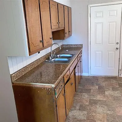 707 Sylvia St — Photo 3