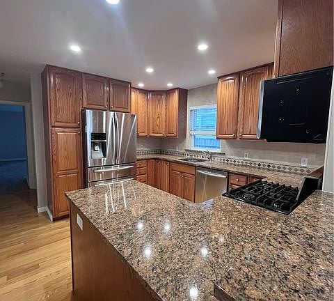 5th image of 442 E Beech St