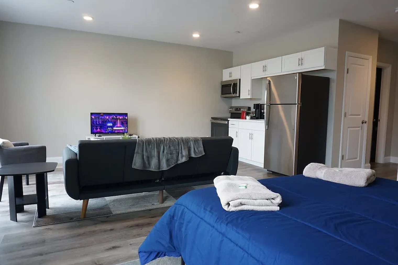 1 bed, 1.0 bath, 570 sqft, $3,716 — Photo 4