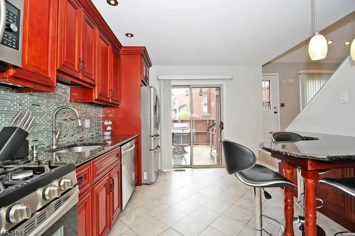 2 bed, 1369 sqft, $2,900 — Photo 3