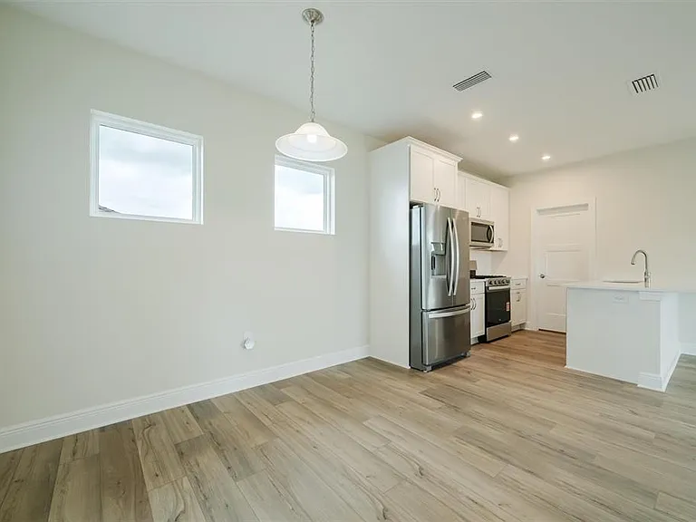 7910 Lake Flores Ave — Photo 15
