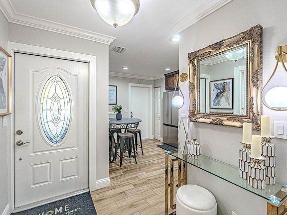 5th image of 405 Maplewood Drive #405