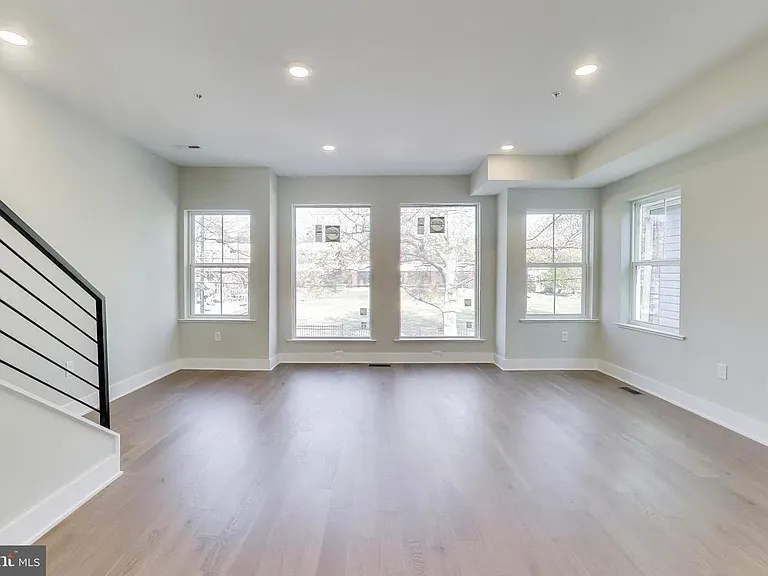 5333 Hayes St NE — Photo 7