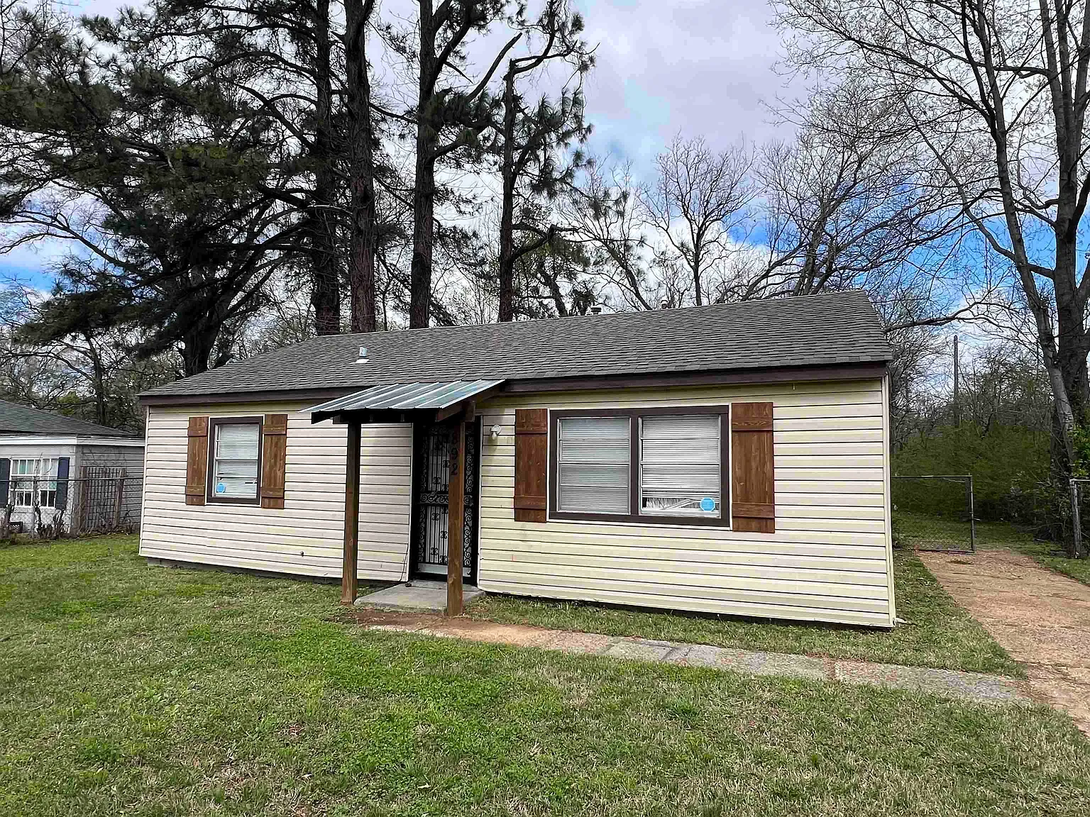 3 bed, 1.0 bath, 866 sqft, $895 — Photo 1