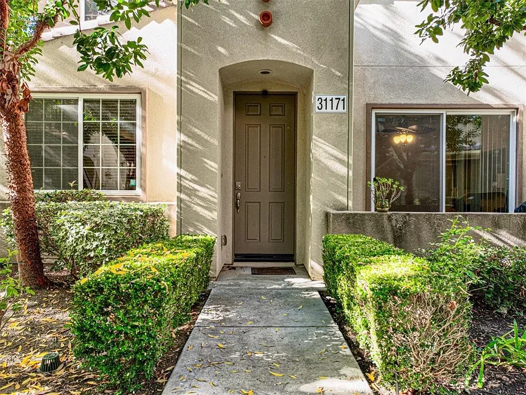 3 bed, 2.5 bath, 1582 sqft, $3,395 — Photo 3