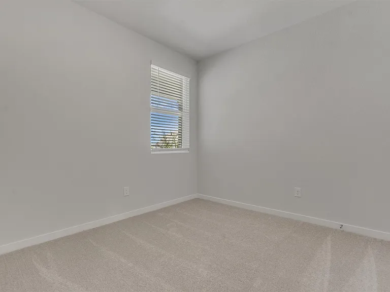 130 Hornet St — Photo 4