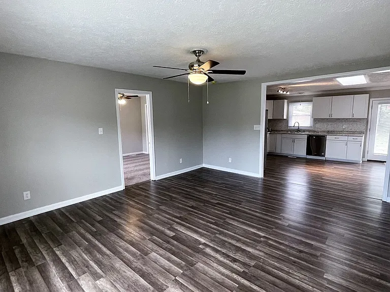 1095 Strathdon Ave — Photo 3
