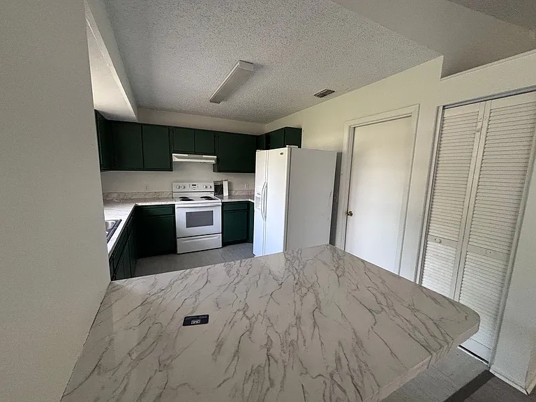 1028 Hickory Rd — Photo 5