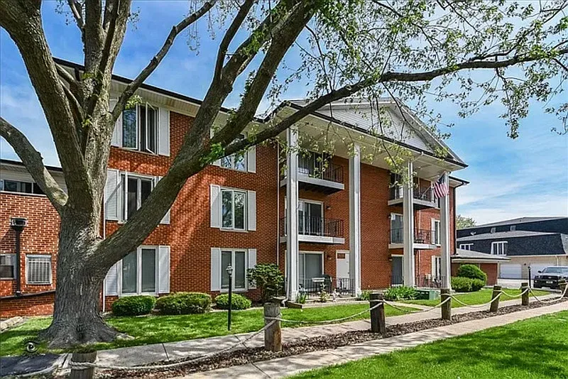 2 bed, 2.0 bath, 990 sqft, $1,458 — Photo 3
