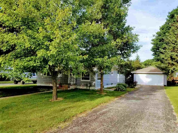 1618 Lawrence St, New London, WI 54961
