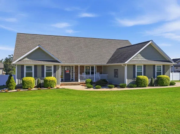 484 Carriage Gate Dr, Wellford, SC 29385