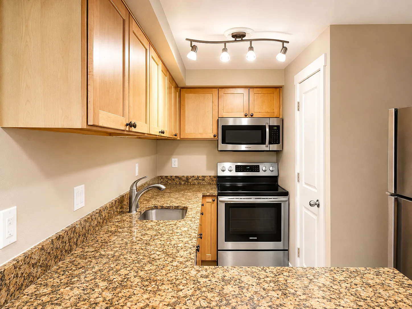 2 bed, 1.5 bath, 922 sqft, $2,395 — Photo 3