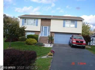 28 Upshur Dr, Inwood, WV 25428