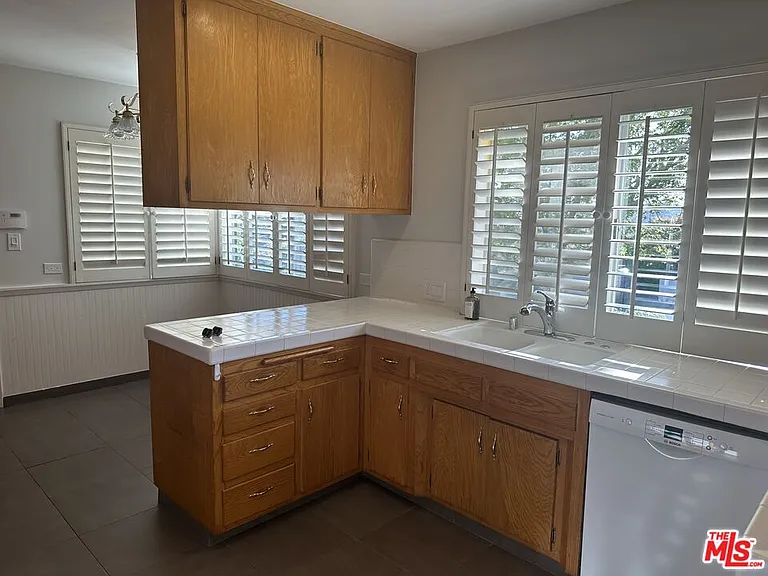 1212 Roberto Ln — Photo 14