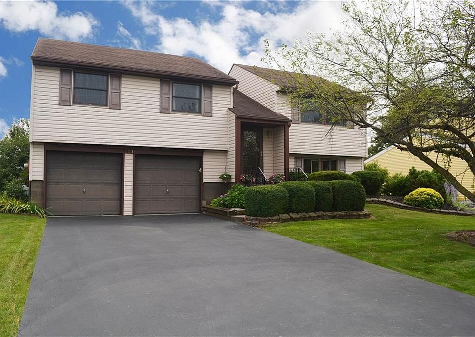 1st image of 221 Oakbrook Dr