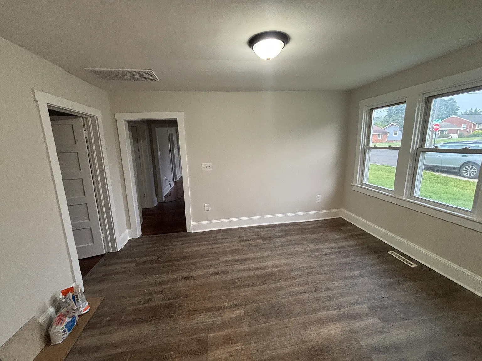 3 bed, 994 sqft, $1,900 — Photo 3
