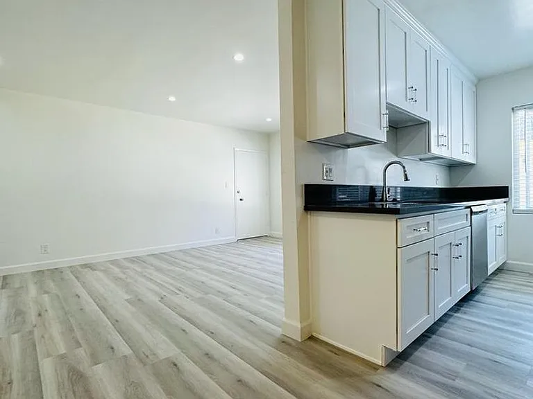 4021 Stevely Ave — Photo 6