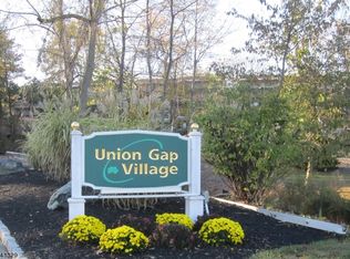 11 Overlook Dr, Clinton, NJ 08809