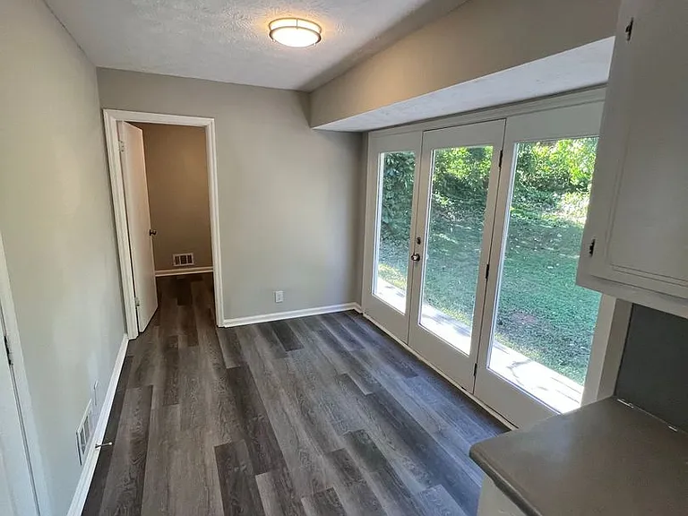 2567 Kings Way — Photo 6