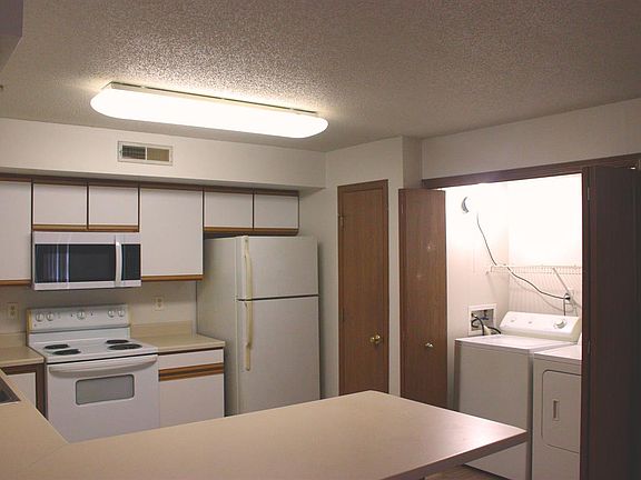 4th image of 560 Penn Ct Unit 4