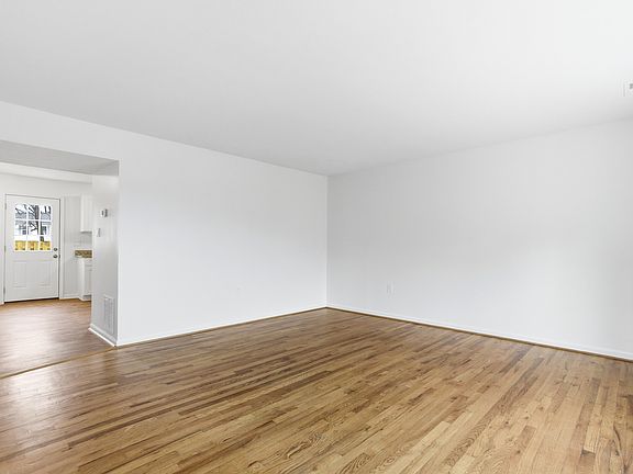 3rd image of 233 Nottoway Dr