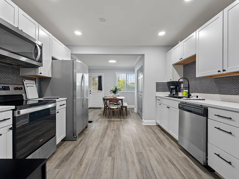 547 Erin Ave SW — Photo 3