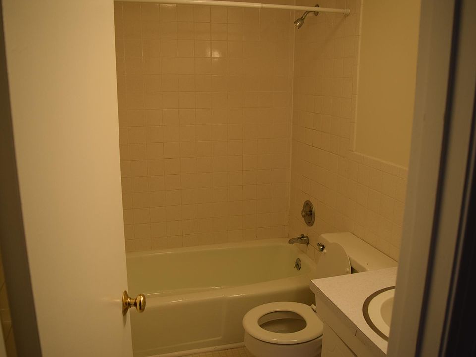 full bath (upstairs)