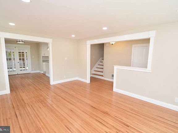 5th image of 115 S Woodstock Dr