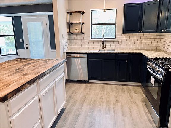 2nd image of 700 W 17th St S