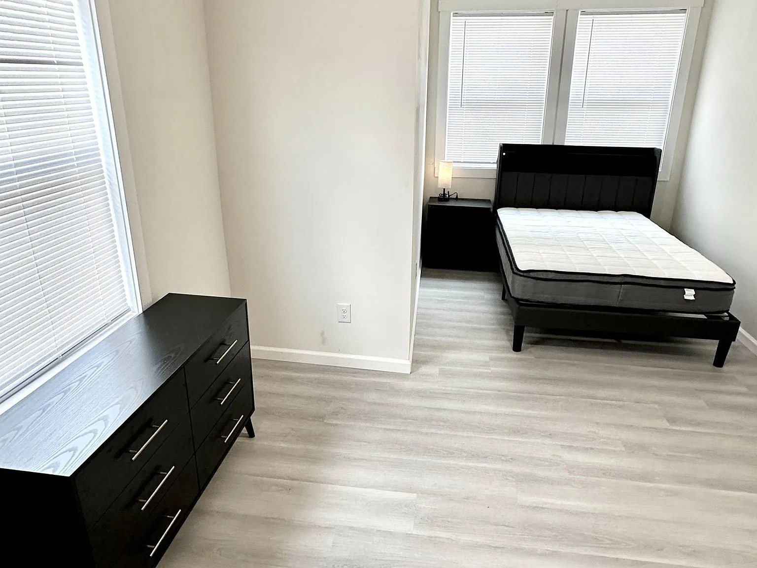 4 bed, 2.0 bath, 2700 sqft, $910 — Photo 3