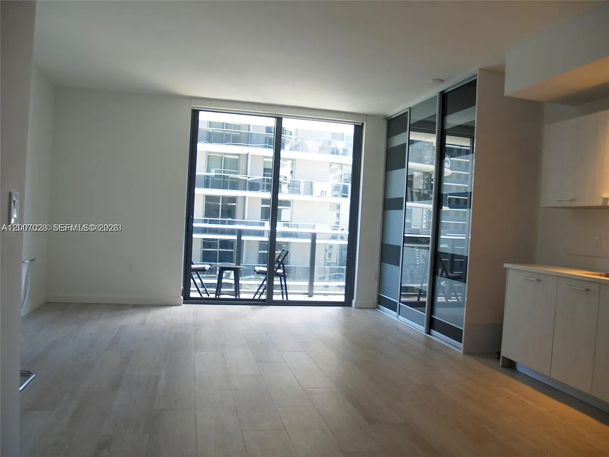 Building Photo - 55 SW 9th St #2502