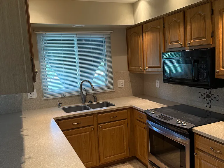 5050 Winewood Ln — Photo 2