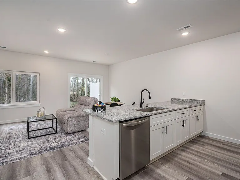 409 E 20th St #13 — Photo 5
