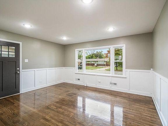 3rd image of 17 Indianwood Dr