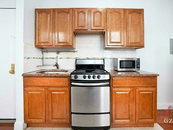 3rd image of 320 E 109th St APT 17