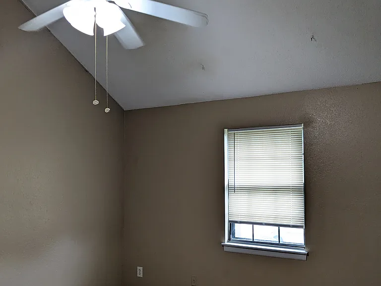1826 NE Knollbrook Pl — Photo 12