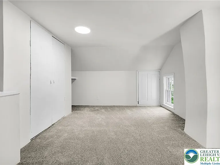 128 W Fairview St — Photo 24