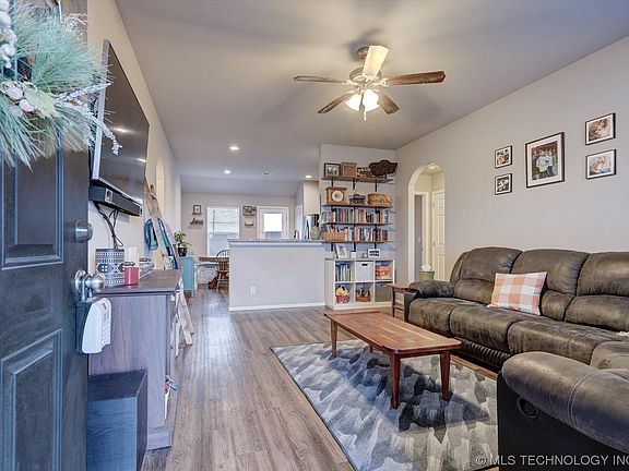 5th image of 1008 E Quincy St