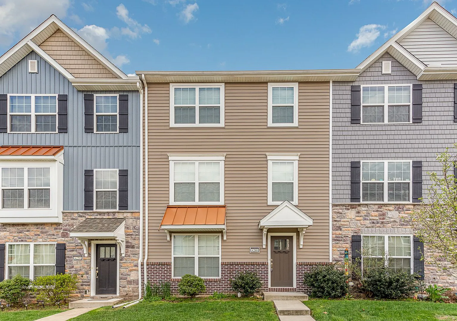Welcome to this charming 3 bedroom, 2.5 bathroom home located in Enola, PA. — Photo 2