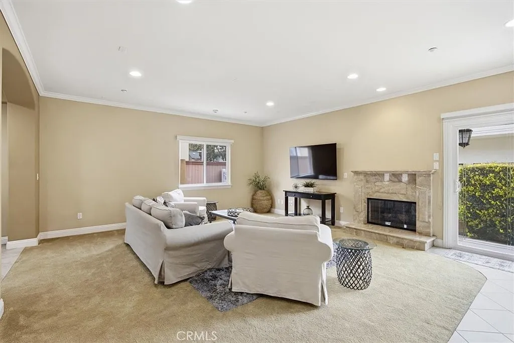 4 bed, 2410 sqft, $7,950 — Photo 2