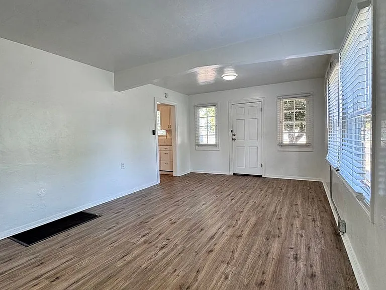 302 E Locust St — Photo 3